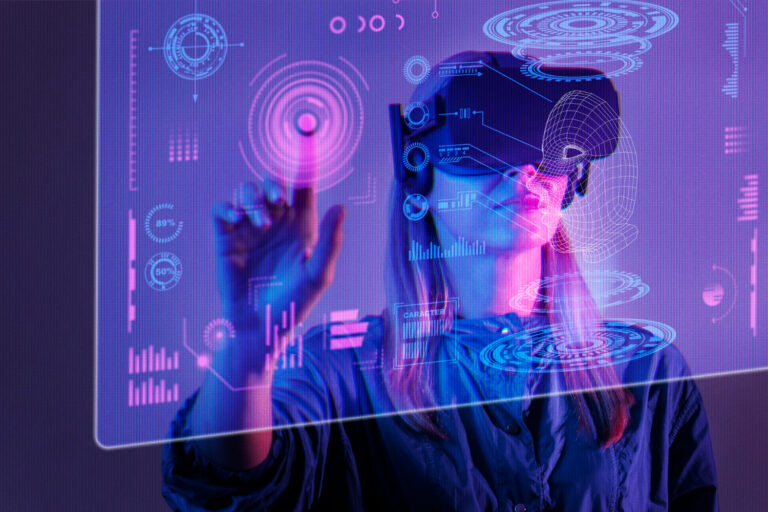 Mujer con gafas de realidad virtual interactuando con una pantalla holográfica llena de gráficos futuristas relacionados con inteligencia artificial y datos digitales. TÍTULO: Inteligencia Artificial: el futuro ya está aquí LEYENDA: La inteligencia artificial transforma la forma en la que interactuamos con la tecnología, conectando datos, personas e innovación. DESCRIPCIÓN: Imagen conceptual de una mujer utilizando gafas de realidad virtual e interactuando con una interfaz holográfica futurista. Representa el impacto de la inteligencia artificial y la realidad aumentada en la vida cotidiana, los negocios y el marketing digital.