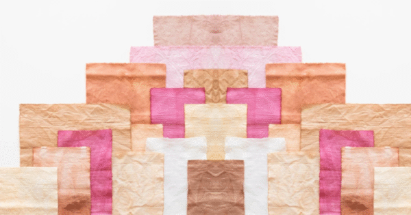 Muestra visual de tendencias de diseño 2025 con texturas, colores pastel y composición artística moderna.